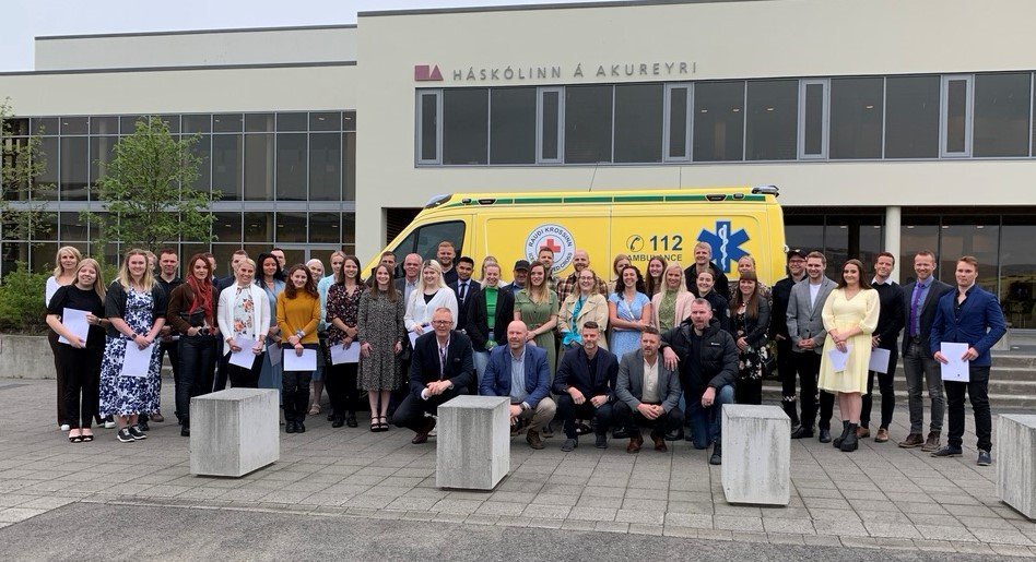 Hluti útskriftarnema, þeir sem mættu til útskriftar ásamt skólastjóra og umsjónarmönnum námsins.